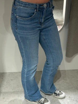 Levi's 715 Bootcut ljusblå jeans - Säljer ett par klassiska Levi's 715 Bootcut jeans i ljusblå denim. Jeansen har hög midja, fem fickor och bootcut passform som ger en snygg siluett. Tillverkade i bomull med en mjuk och bekväm känsla. Perfekta till sneakers eller boots!
