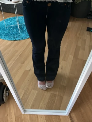 Mörka jeans  - Säljer mörkblåa jeans som jag sytt om till low waist. Stygnen syns men inte super mycket när man har de på sig. Dem är lite korta på mig och jag är 165. 
