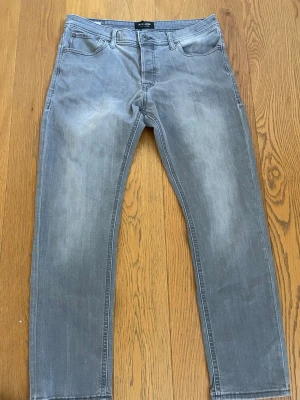 Grå slim fit jeans från Jack & Jones - Snygga grå sjeans från Jack & Jones som passar perfekt året om! I storlek 33/30 aldrig använda