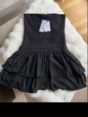 Y broderie anglais dress GinaTricot - Helt oanvänd, prislapp kvar. Jag är 165cm, 20 år och denna passar mig bra (brukar ha s,m i kläder). Den går ner till låren typ. Nypris 229kr
