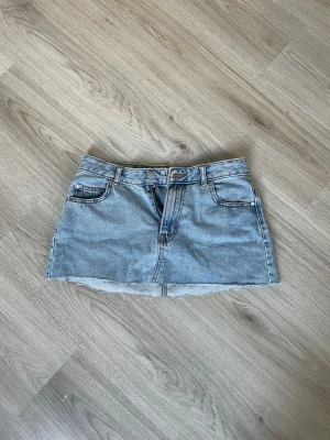 Blå lågmidjad jeanskjol  - Säljer denna fina jeanskjol. Den ser lite kortare ut där bak på bild än vad den kanske egentligen är, så man kan gå bekvämt i den utan att råka flasha💕Det står M på lappen men tycker den passar som S.
