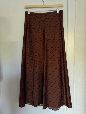 prickig brun midikjol zara - ny & aldrig använd! sitter mid-waist, storlek XS