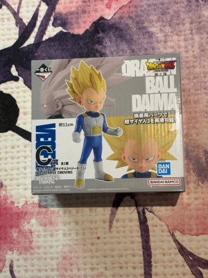 Dragon Ball DAIMA - Ichiban Kuji Dragon Ball DAIMA 2:a serien Prize C Super Saiyan 2/Super Saiyan 3 Vegeta (Mini) MASTERLISE EMOVING figur. Köpt i Japan. Helt ny, aldrig använd. Nypris ca 1078 kr.  Ichiban Kuji Dragon Ball DAIMA 2nd series Prize C Super Saiyan 2/Super Saiyan 3 Vegeta (Mini) MASTERLISE EMOVING figure. Bought in Japan. Brand new, never used. Original price approx. 1078 SEK.