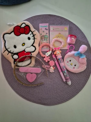 Mysterypåse! 8-12 överraskningar. Kawaii, Sanrio Capybara mm. Se bild för exempel. - 🎀 Mysterypåse med 8–12 söta överraskningar + extra gifts! 💕 Önska färg, karaktär eller tema (t.ex. rosa, blå, Sanrio, Hello Kitty, Kuromi, Stitch m.m.). Jag har över 30 kategorier och matchar dina önskemål så gott jag kan. Bilderna visar exempel på innehåll – varje påse är unik! Kan innehålla bl.a. pennor, klistermärken, håraccessoarer, squishies, nyckelringar och mycket mer. ✨