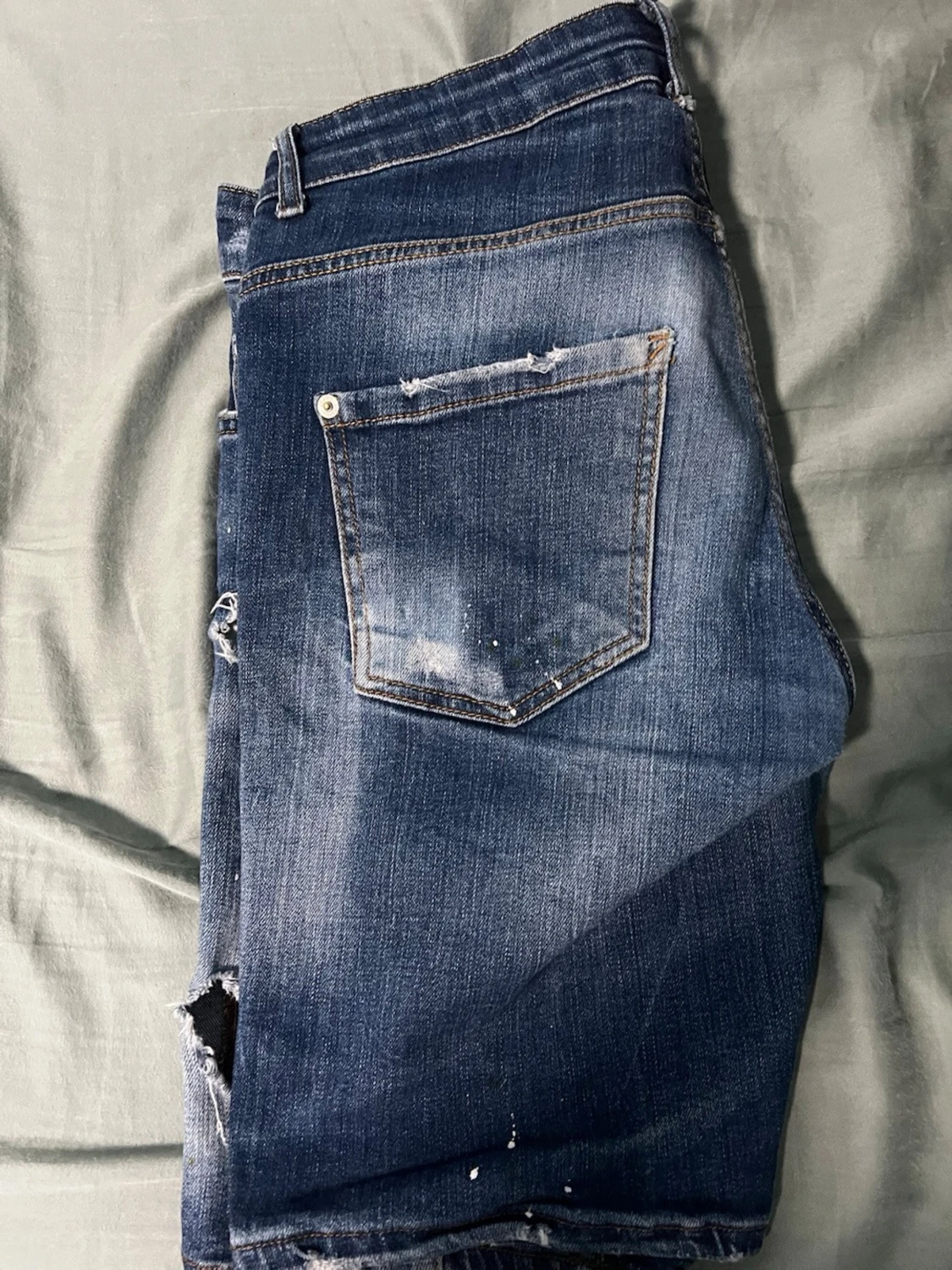 Blå slitna jeansshorts med hål - 3