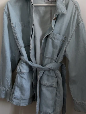Jeans jacka med knytning  - Super fin jeans jacka som man kan knyta, perfekt till sommaren och hösten. Använd ca 2 gånger så inga defekter. Från Zara i storlek M🫶🏻