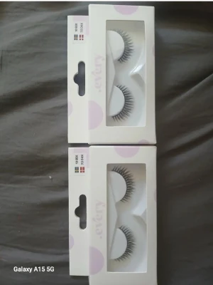 Every lashes i förpackning - Säljer två förpackningar Every ögonfransserum med svarta, täta och långa fransar. Förpackningarna är vita med lila prickar och har ett fönster som visar fransarna. Perfekt för dig som vill ha fylligare och längre ögonfransar.