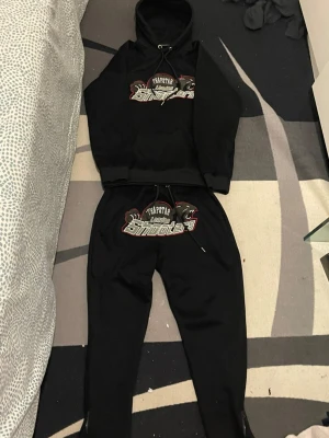 Svart Trapstar hoodie med tryck - Säljer en svart hoodie från'Trapstar Shooters priset kan diskuteras vid snabb affär.