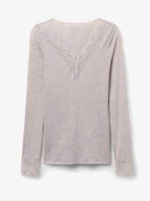 beige spets tröja intimissimi  - jättesnygg intimissimi spets tröja, bra skick, inga synliga defekter och använd fåtal gånger!! priset går alltid att diskutera 