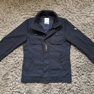 J Lindberg field jacket - Säljer denna riktigt feta j Lindeberg field jacketen!⭐️Skick : 9/10 några knappar saknas också samt lite smutsig!🙌Storlek L passar även M!⭐️NYPRIS = 4000kr! Hör gärna av er om ni har funderingar!👍