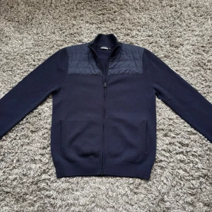 Ny j Lindberg cardigan - Säljer denna feta j Lindeberg cardiganen i NYSKICK!⭐️Storlek : S!🙌 Nypriset ligger på 4000kr hör gärna av er om ni har funderingar!👍