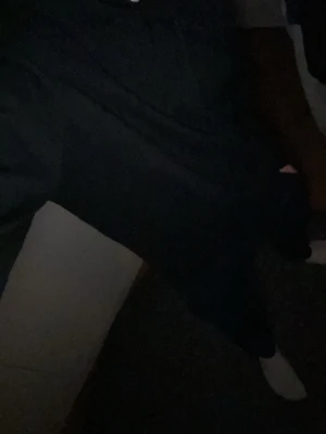 Svart hoodie med huva - En enkel svart hoodie med huva och långa ärmar. Hoodien har en klassisk passform och är tillverkad i ett mjukt material som känns skönt mot huden. Perfekt för dig som gillar en clean och stilren look.