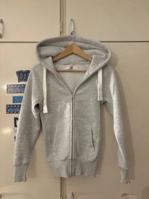Russemerch Hoodie - Säljer denna russmerch hoodien i storlek xxs, dam modell. Använd fåtal gånger, tvättad ca 1 gång. Fortfarande mjuk i insidan. Säljer då den inte kommer till användning💞