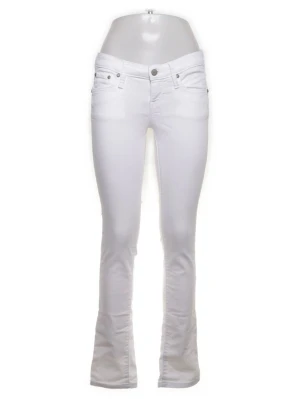 Vita  jeans med låg midja - Säljer ett par vita  jeans med låg midja och klassiska fem fickor. Jeansen har en snygg passform som sitter tight över låren. Perfekta för dig som vill ha en clean och fräsch look.