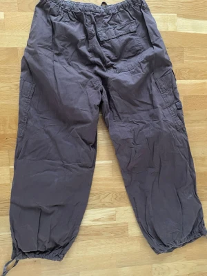 Mörkbruna cargobyxor med dragsko - Fallskärms byxor från jaded london. Baggy cargobyxor. 100% bomull