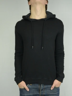 Boggi Milano stickad hoodie  - BOGGI MILANO STICKAD HOODIE Storlek : M Passform : Normal Användning : Hoodien är i ett fint skick utan defekter Nypris : Cirka 2000SEK Modellen på bilden : 182CM och väger 77KG - Krypto / Bomull blandning
