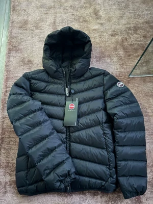 Svart dunjacka från colmar - Supersnygg dunjacka från colmar. Aldrig använd och lappen sitter kvar. Säljer då den va lite för stor och jag tänkte spara tills nästa år men ångrade mig. St 36 (42 i colmar storlek) Nypris 4172. 💕