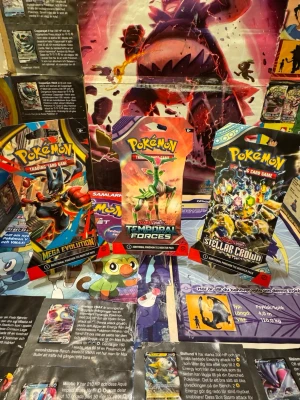 Pokémon TCG 3 Booster Packs: Stellar Crown, Temporal Forces & Mega Evolution - Tre eftertraktade och slutsålda booster packs från den populära Scarlet & Violet-serien. Perfekt för samlaren eller spelaren som letar efter sällsynta kort! Innehåll: • Stellar Crown: Ny expansion med fokus på Terapagos och Stellar-Pokémon. • Temporal Forces: Innehåller kraftfulla ”ACE SPEC”-kort och ”Ancient & Future” Pokémon. • Mega Evolution: Specialutgåva med ikoniska Mega-Pokémon i ny design. Specifikationer: • Skick: Fabriksförseglade (Sealed) och 100% äkta. • Typ: Sleeved Boosters (extra 