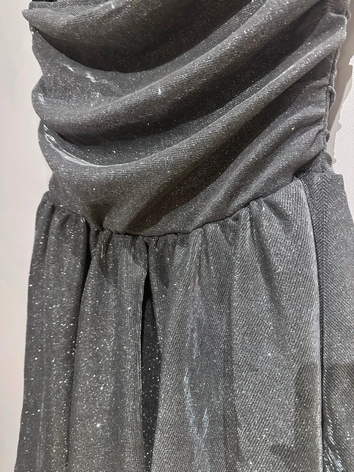 Glittrig axelbandslös klänning - 3