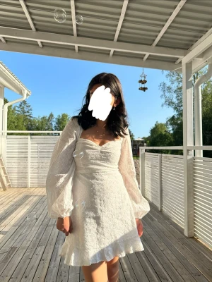 Studentklänning - Säljer min vita klänning som jag hade när jag slutade grundskolan. Den är endast använd en dag och är i superfint skick. Perfekt för studenten eller som sommarklänning. Hör av er vid funderingar!🥰