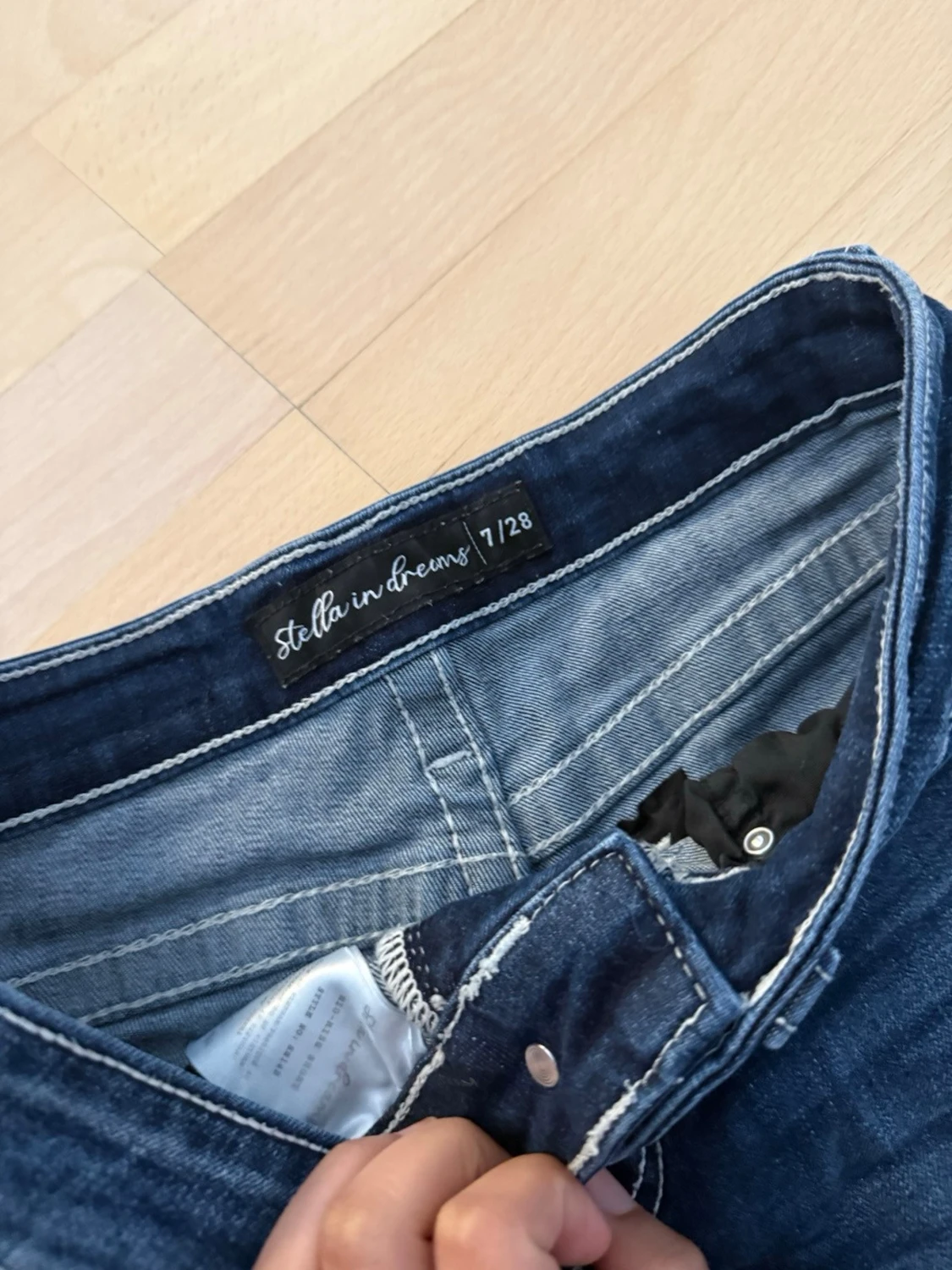 ”Dark wash” jeansshorts med broderi - 2