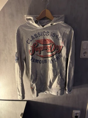 Superdry hoodie - Köptes för 899kr på superdry’S hemsida är i storlek S men jag skulle säga att den sitter som en stor XS. Saknar snören tyvärr men inget som man tänker på priset kan diskuteras vid en smidig affär  