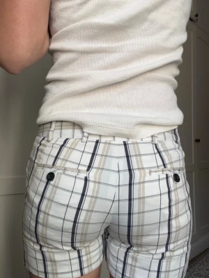 Rutiga shorts - Snygga rutiga shorts. Klassisk passform och fickor både fram och bak. Perfekta för sommardagar och ger en fräsch look till din outfit. Storlek XS