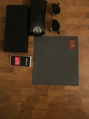Ray-Ban Hexagonal RB3548N 001 5121 - Säljer mina Ray-Ban Hexagonal RB3548N 001 i mycket fint skick. Stilrena och perfekta till när solen kommer fram. Säljer dem då jag nyligen skaffat ett par nya solglasögon och därför inte använder dessa längre. Originalfodral och tillbehör medföljer. Priset går självklart att diskutera.