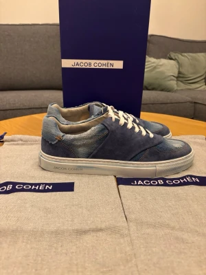 Jacob cohen skor - Helt nya Jacob cohen skor. Box och dustbag ingår. Storlek 40,5. Självklart äkta. Hör av er vid frågor eller funderingar! 