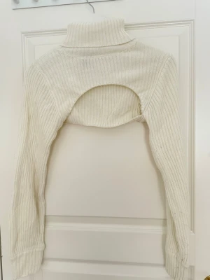 Vit bolero med polokrage - Använder ej längre! Vit bolero med krage från H&M. 