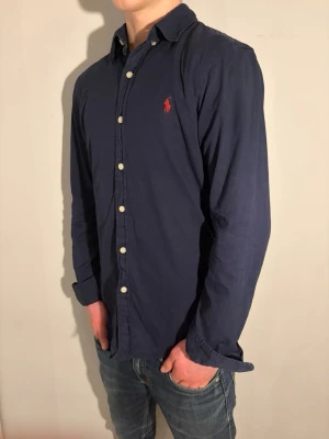 Ralph Lauren skjorta - Tja säljer en Ralph Lauren skjorta i färgen … och storlek s passar 170-180 cm ungefär nypris 1595kr mitt pris 399kr inte hugget i sten. Inga defekter som hål eller fläckar. Skriv vid fråga eller fundering. 