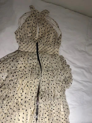 Prickig halterneckklänning från LACE&BEADS - Snygg halterneckklänning från LACE&BEADS, säljer därav att den var för stor och missade returdatum, så den är alltså endast testad 💕