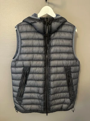 C.P. Company dunväst - Säljer min CP Company DD Shell goggle dunväst i nyskick, endast använd enstaka gånger. Storlek 48 vilket är som M, men passar även S. Köpt från Cp Company, skickar med kvitto vid köp. Nypris runt 5500kr.