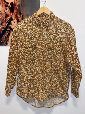 Vintage Japansk skjorta - Blommig skjorta från det ovanliga vintage inspirerade japanska märket Free Farm Hand. Gjord på 2000-talet. Skjortan är i Manchester tyg och har två bröstfickor, knäppning framtill och långa ärmar. One size men skulle säga att den passar allt från storlek XS-L beroende på hur du vill att den sitter.