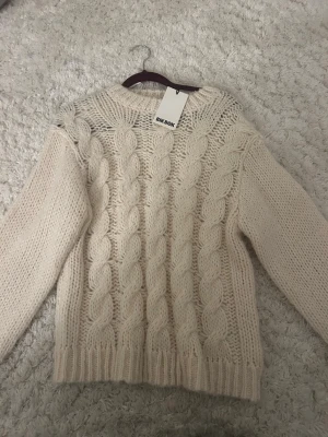 Stickad tröja - Super fin stickad tröja från Bikbok, jätte mysig och snygg prislapp kvar🥰🥰