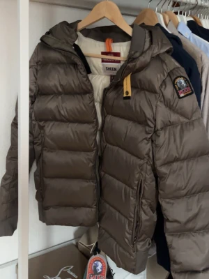 Brun pufferjacka från Parajumpers - Riktigt schysst jacka som ja fick av mamma men inte riktigt min stil och hann inte lämna tillbaka den. Men skit snygg o passar väldigt fint