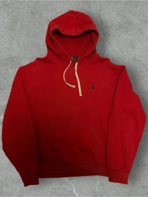 Polo Ralph Lauren Hoodie Röd - 📍Storlek:M  💪🏽Skick:Mycket bra   📐Mått:Längd:58cm:Bred:50:cm:  📎Material:86%Bomull:Polyester14%  📦Skickar alltid inom 24h  💸Köp fler plagg för att få billigare pris  ✅Äkthetsgaranti