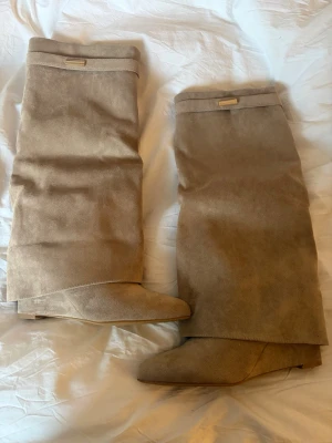 Beiga boots - Jätte fina beiga sammet boots, aldrig använda så i jätte fint skick. Det är storlek 37, passar ej ifall du har större vader. Skriv privat om du undrar något elr för fler bilder 🩷 