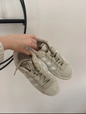 Adidas campus sneakers - Super fint skick, lite lite smutsiga men inget som sticker ut särskilt mycket. Beiga. Storlek 39 1/3🥰