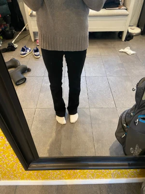 Svarta weekday bootcut jeans - Jag säljer nu mina oanvända (utan lapparna kvar) svarta weekday bootcut jeans då jag inte gillar hur dom sitter på mig. (Jag är 160)🥰