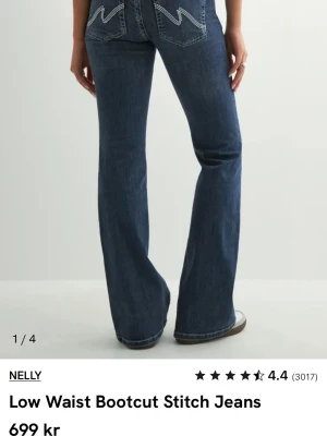 Bootcut jeans med låg midja från Nelly - Mörkblå bootcut jeans från Nelly❤️❤️ köpte de för 699 men de passade inte så jag skulle lämna tillbaka så hade min pappa råkat slänga påsen💕de är helt nya aldrig använt och de ligger fortfarande i förpackningen 