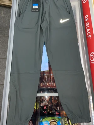 Nike byxor DRI-FIT - Nike löpar byxor i grå färg, helt nya med sina lappar på Size: S och M tillgängliga✅ Fraktar samma dag eller morgonen efter‼️