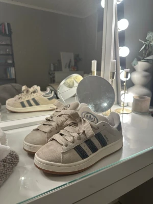 Beige Adidas Campus sneakers - Snygga beige Adidas Campus sneakers i mocka, inte använda mer än 5 gånger. Ser helt nya ut.