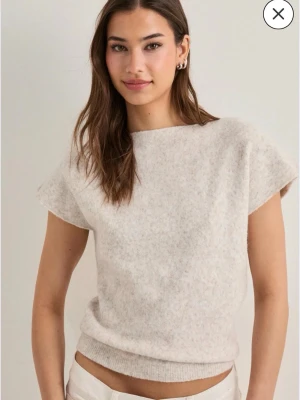 Ljusbeige stickad topp  - Ljusbeige stickad topp, kommer inte till användning och har knappt använts! Supergott skick 🤗Hör av dig privat om du undrar över något eller vill ha fler bilder ! 