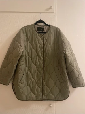 Quiltad grön jacka  - Khaki-grön, quiltad jacka från Bikbok, storlek S men något oversize. Använd fåtal gånger så superfint skick!! OBS sista bilden är lånad för att visa hur den sitter på!   Kom gärna med bud!✨
