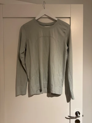 Lululemon träningströja storlek 8 - Passar M/L. En liten (knappt synlig) fläck på ena ärmsmudden, som jag inte testat behandla.