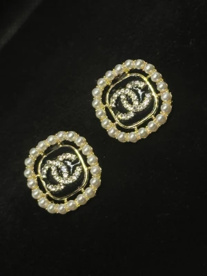 Örhängen  - Helt nya örhängen.