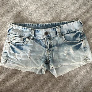 True religion liknande shorts  - Snygga ljusblå jeansshorts som liknar true religion. Köpta second hand, säljer för att de tyvärr inte passar längre. Hör av dig vid frågor!