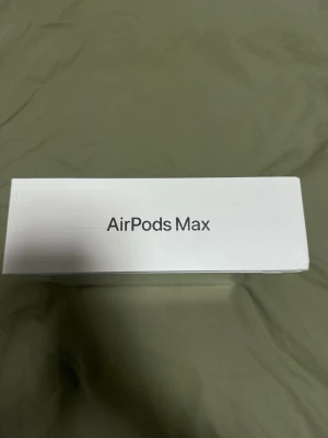 Apple AirPods Max  - Säljer ett par AirPods Max i helt obruten och oöppnad originalkartong.  • Färg: midnatt • Aktiv brusreducering • Transparensläge • Upp till ca 20 timmars batteritid • Originalförpackning  nypris i butik 6190 kr) Bild på kvittot kan skickas  Hör av dig vid seriöst intresse.