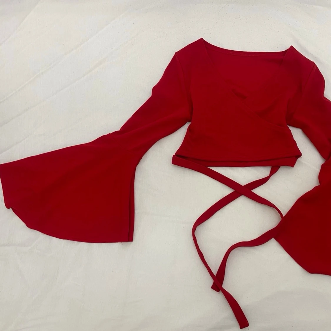 Röd omlottopp med utsvängda ärmar - 1